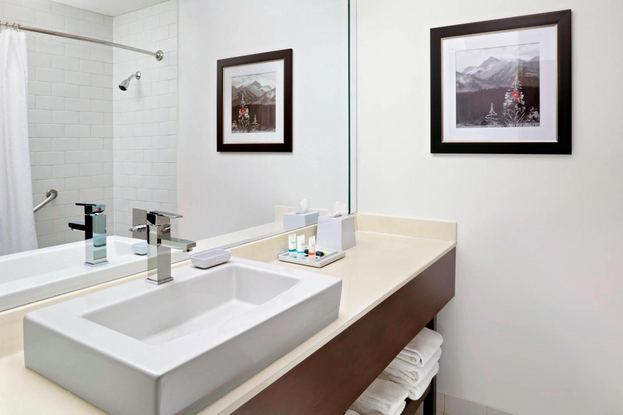 Four Points By Sheraton & West Calgary